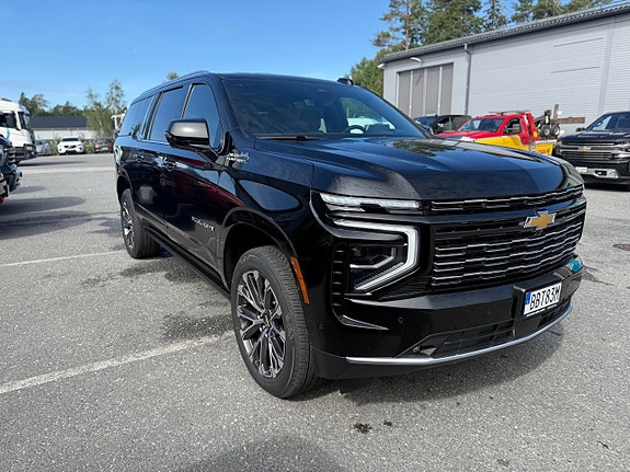 Chevrolet Suburban 3 of 11