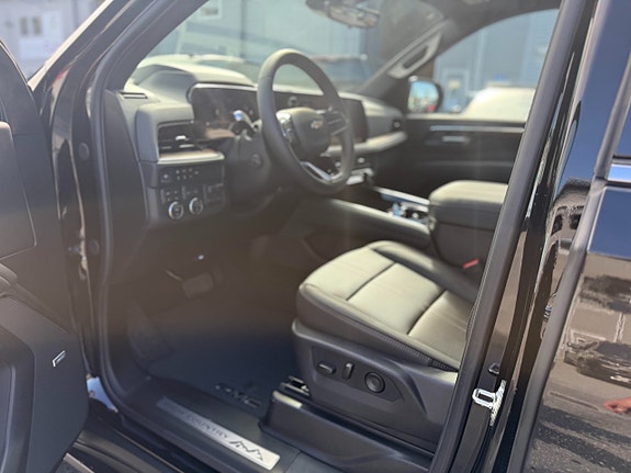 Chevrolet Suburban 5 of 11
