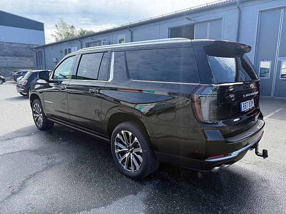 Chevrolet Suburban 2 of 11