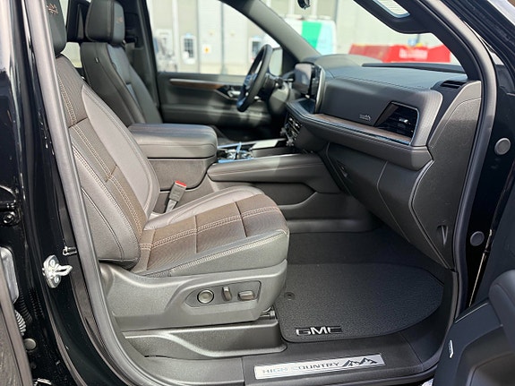 Chevrolet Suburban 7 of 11