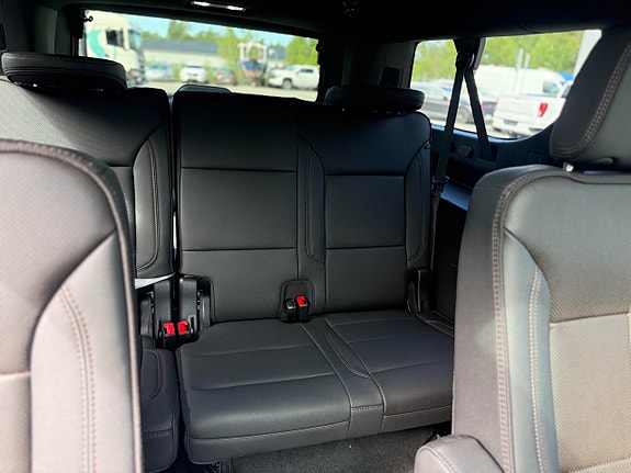 Chevrolet Suburban 9 of 11