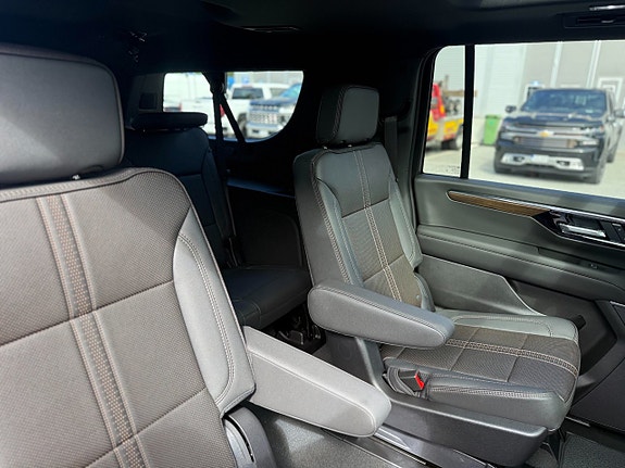 Chevrolet Suburban 6 of 11