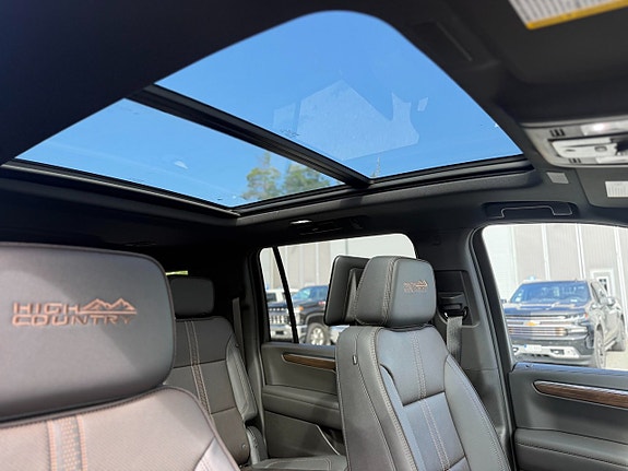 Chevrolet Suburban 8 of 11