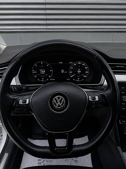 Volkswagen Passat 8 of 14