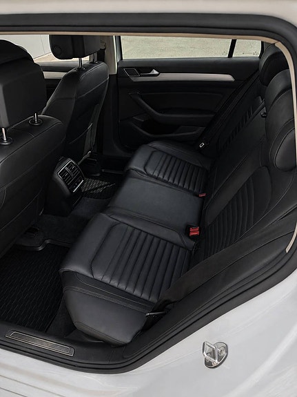 Volkswagen Passat 10 of 14