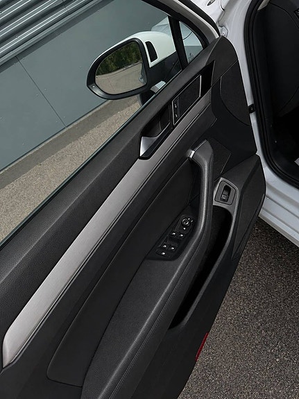 Volkswagen Passat 9 of 14