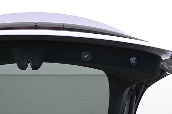 Tesla Model Y 24 of 27