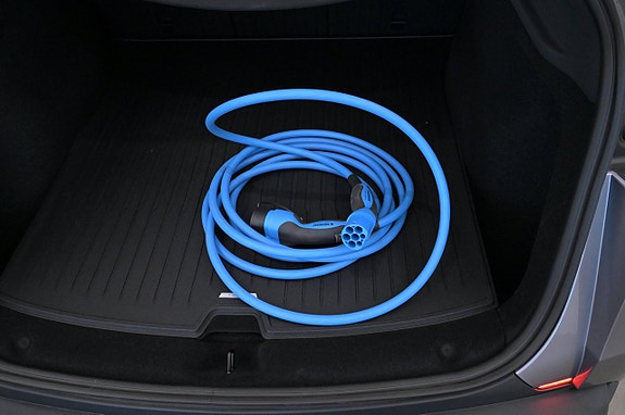 Tesla Model Y 25 of 27