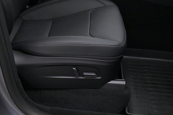 Tesla Model Y 11 of 27