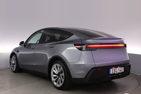 Tesla Model Y 4 of 27