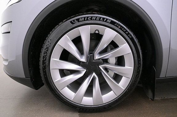 Tesla Model Y 26 of 27