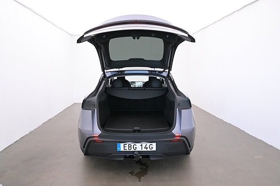 Tesla Model Y 23 of 27