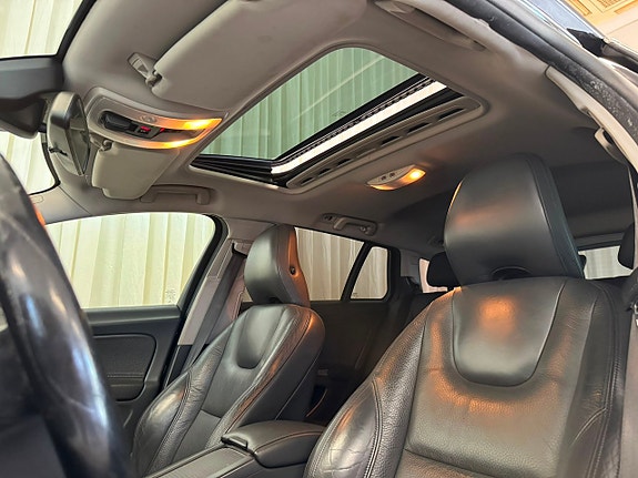 Volvo V60 11 of 29