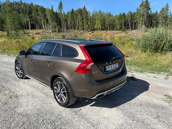 Volvo V60 Cross Country 2 of 2