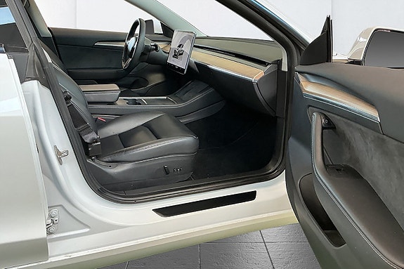 Tesla Model 3 10 of 14