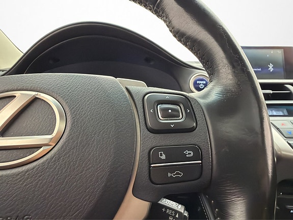 Lexus NX300h 16 of 30