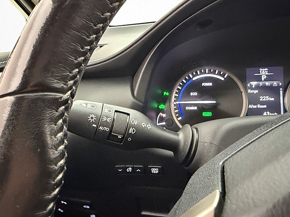 Lexus NX300h 18 of 30