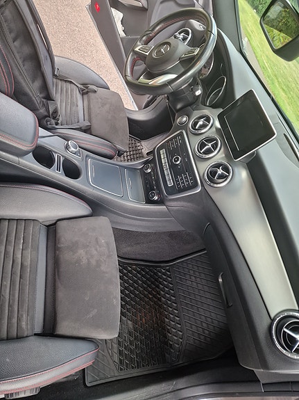 Mercedes-Benz CLA180 d 2 of 15
