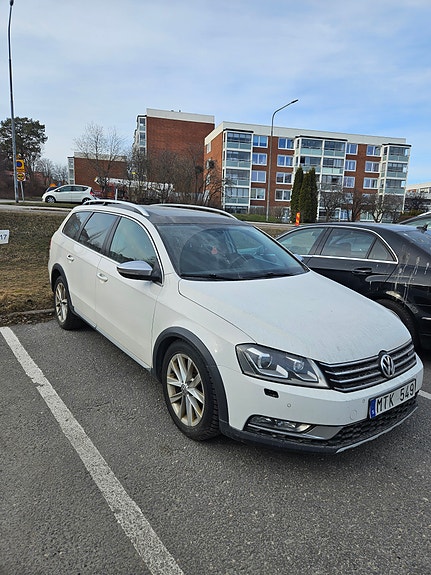 Volkswagen Passat Alltrack 2 of 7