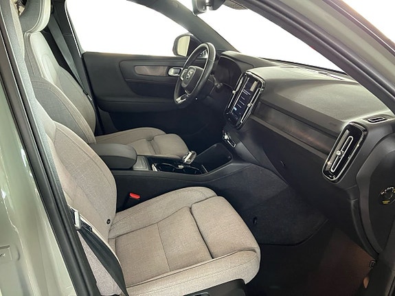 Volvo XC40 9 of 15