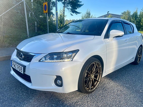 Lexus CT200h 2 of 9