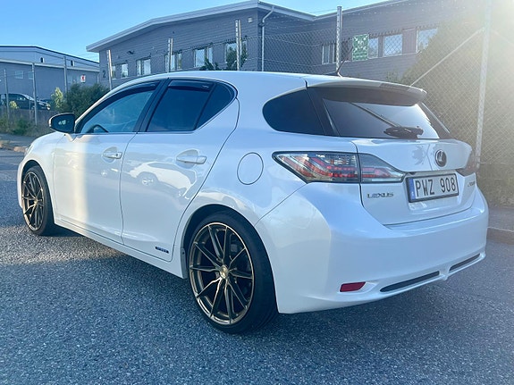 Lexus CT200h 5 of 9