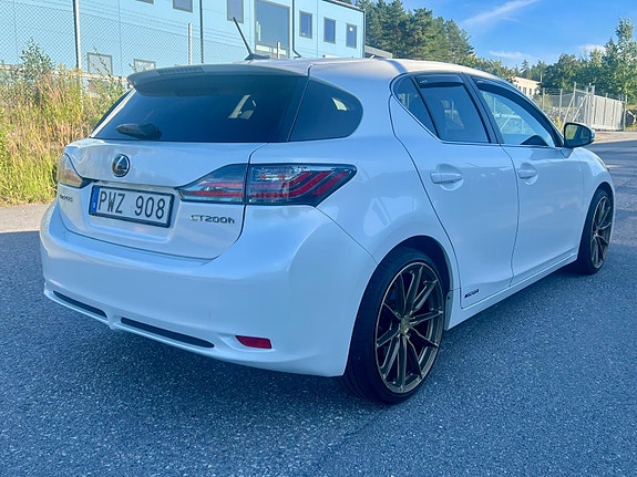Lexus CT200h 4 of 9