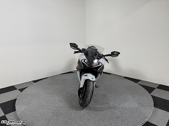 CFMOTO 675SR-R AEROLITE GREY 11 of 13