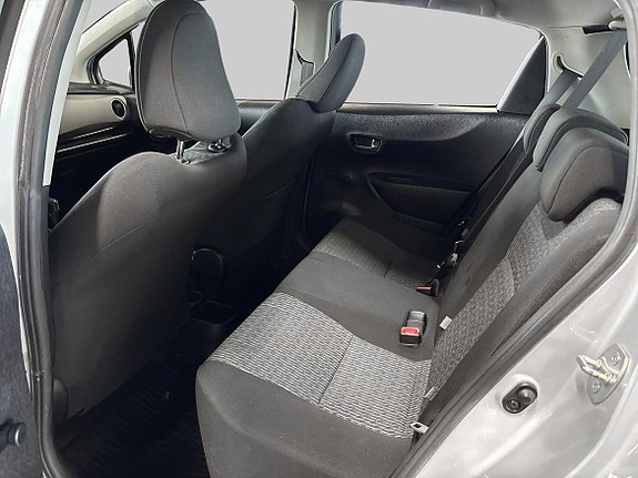 Toyota Yaris 10 of 18