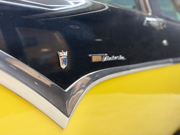 Ford Fairlane 14 of 25