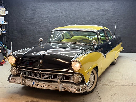 Ford Fairlane 2 of 25