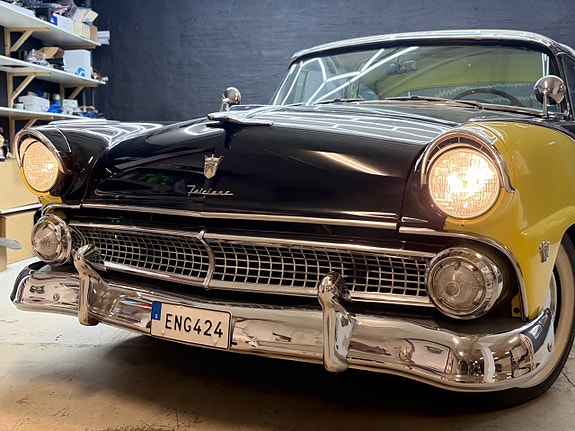 Ford Fairlane 4 of 25