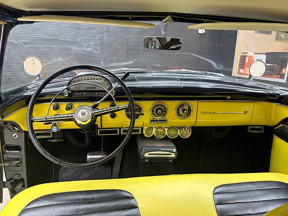 Ford Fairlane 23 of 25