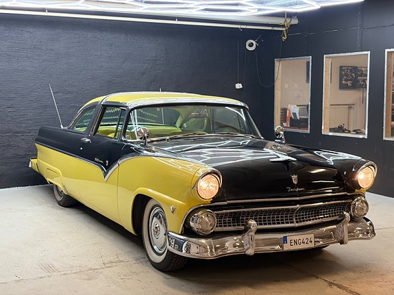 Ford Fairlane 7 of 25