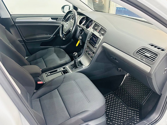 Volkswagen Golf VII 13 of 21