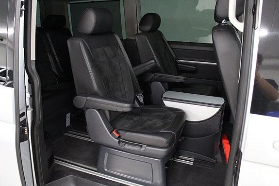 Volkswagen Multivan 7 of 14