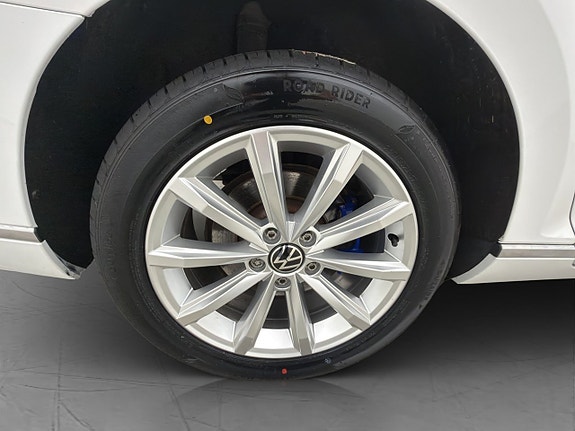 Volkswagen Passat 30 of 30
