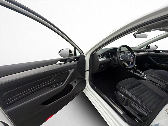 Volkswagen Passat 13 of 30