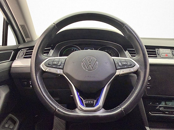 Volkswagen Passat 16 of 30