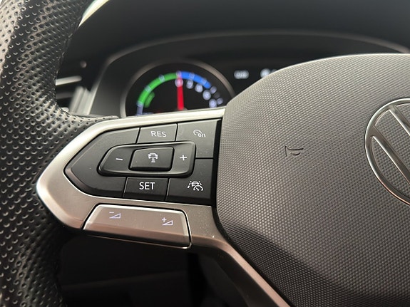 Volkswagen Passat 17 of 30