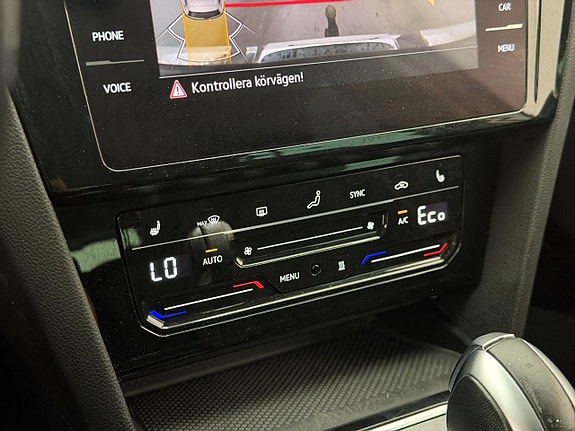 Volkswagen Passat 23 of 30