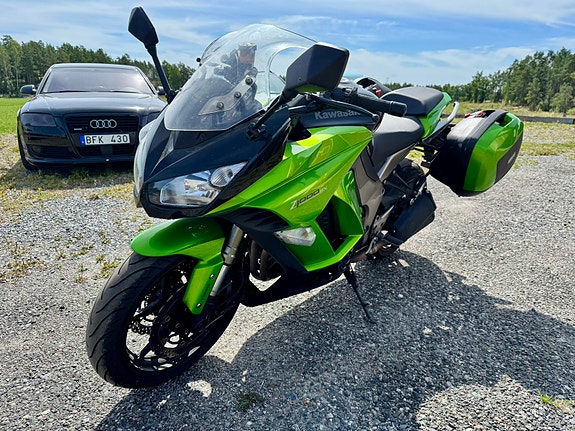 Kawasaki Ninja Z1000SX 2 of 6
