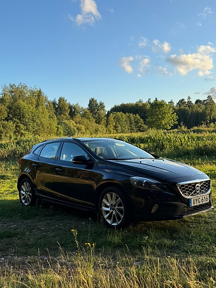 Volvo V40 Cross Country 2 of 18