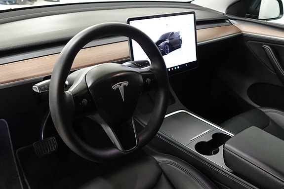 Tesla Model Y 6 of 19