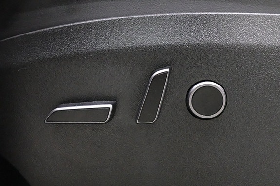 Tesla Model Y 16 of 19
