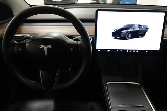 Tesla Model Y 7 of 19