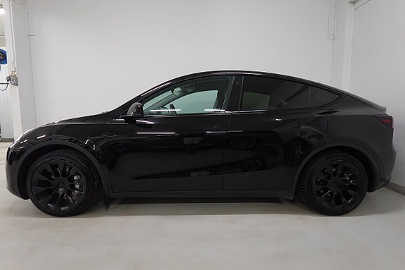 Tesla Model Y 3 of 19