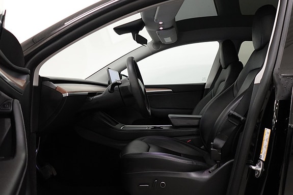 Tesla Model Y 4 of 19