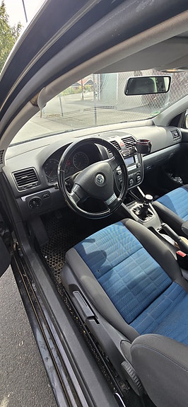 Volkswagen Golf V 5 of 5