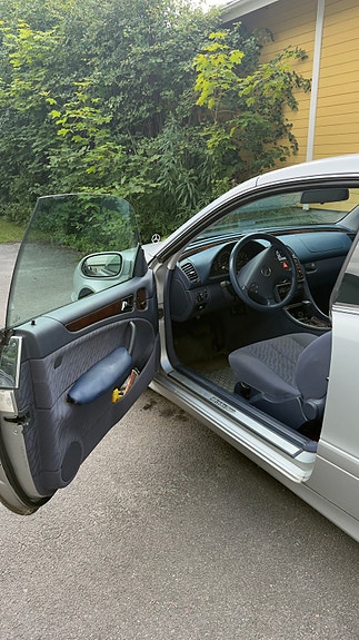Mercedes-Benz CLK320 6 of 7